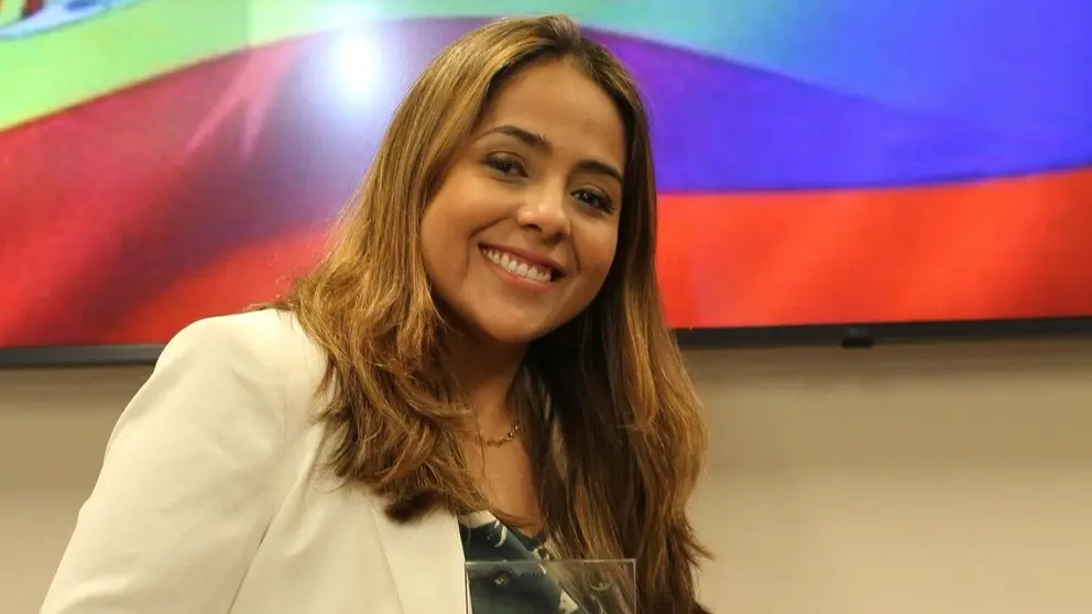 Laura recibiendo el premio